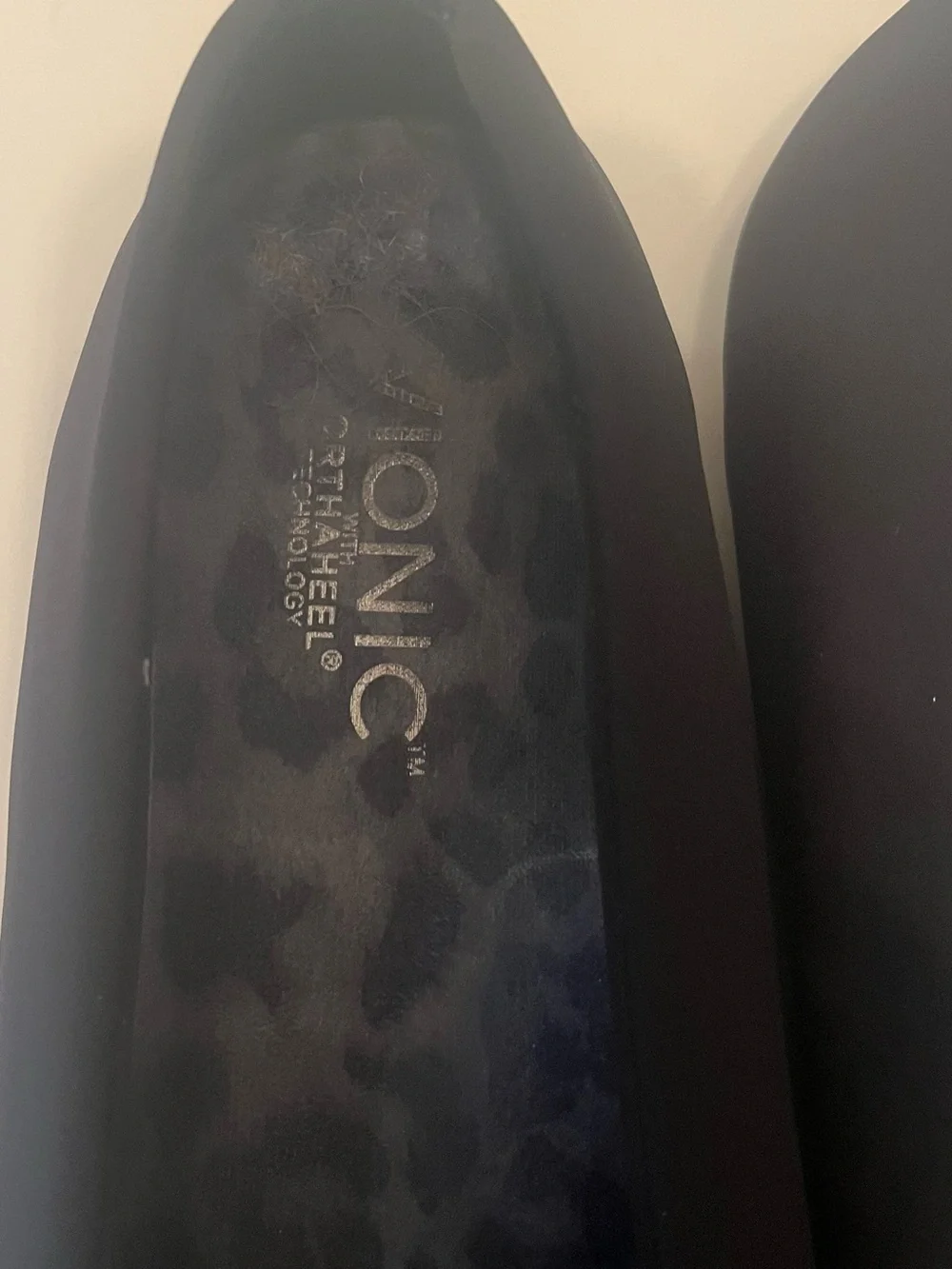 Vionic sleek black